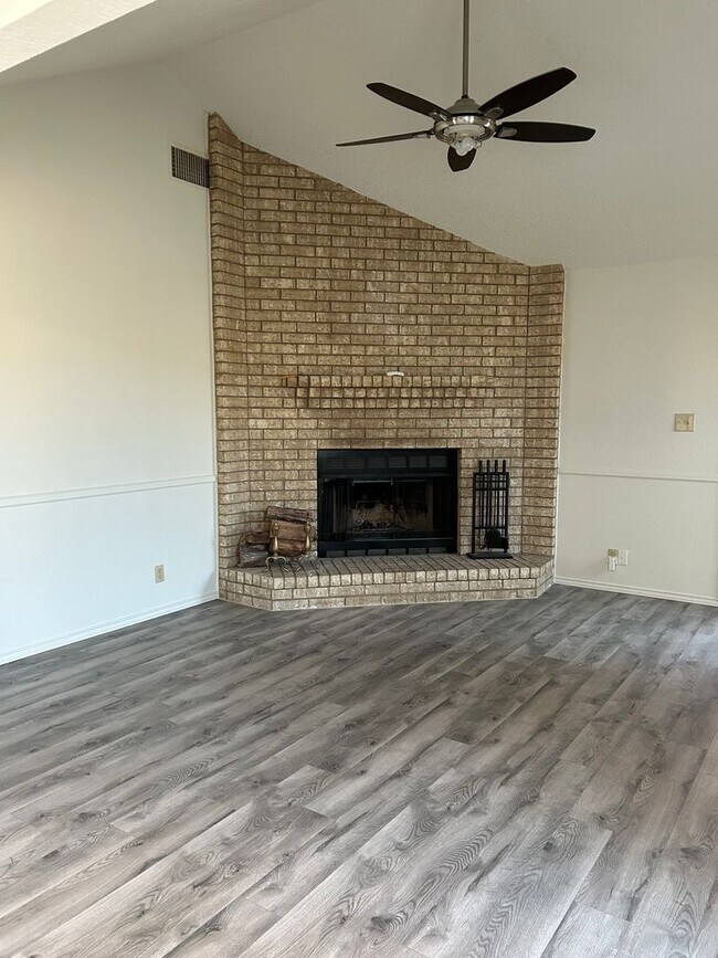 Building Photo - Beautiful Duplex in Esmond Estates