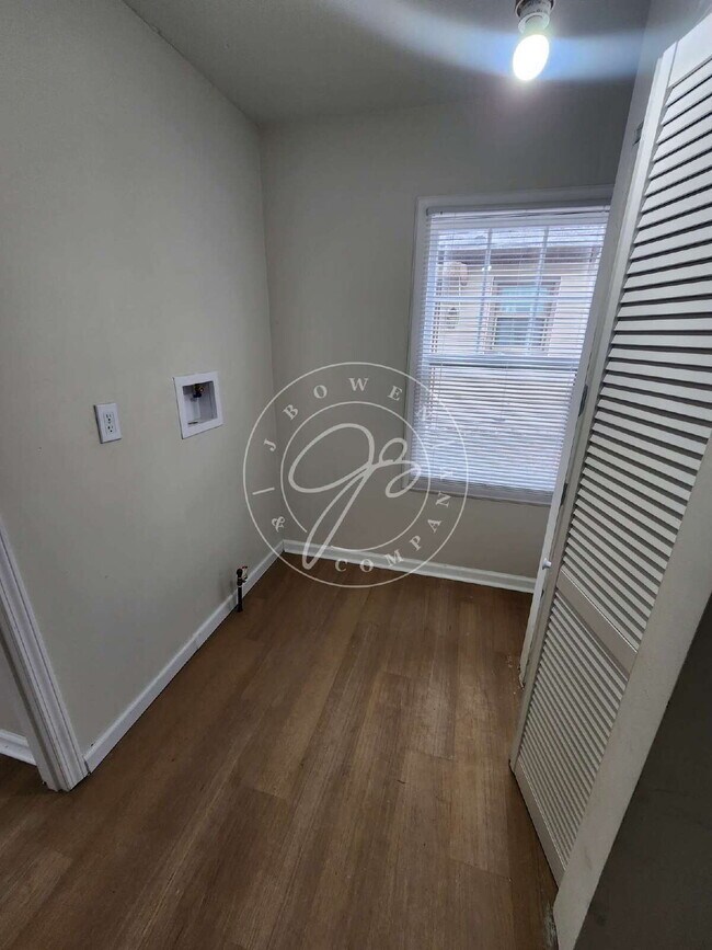 Building Photo - "Charming 2-Bedroom Retreat on Birkdale Road with Cozy 700 sq ft Layout in Toledo!"