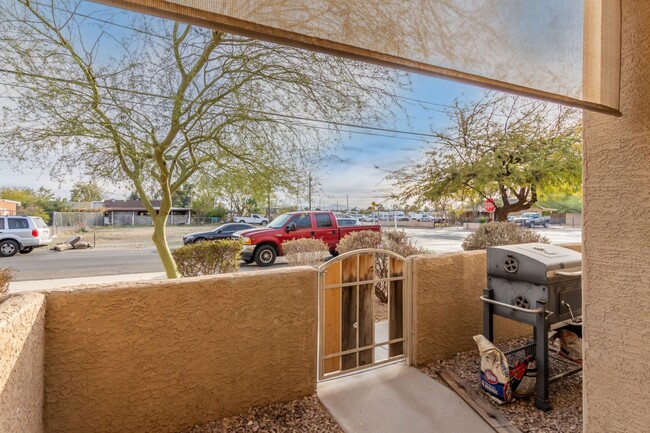 Building Photo - Adorable townhome in Phoenix!!