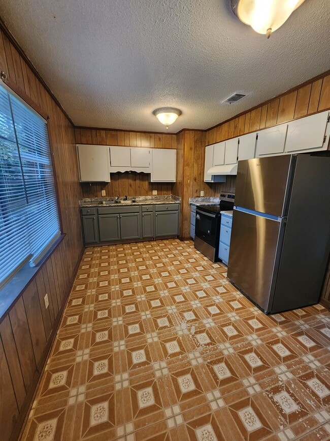 Building Photo - 917 Charles C. Frasier Blvd