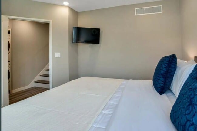 Building Photo - Stunning Furnished Townhouse in the South ...