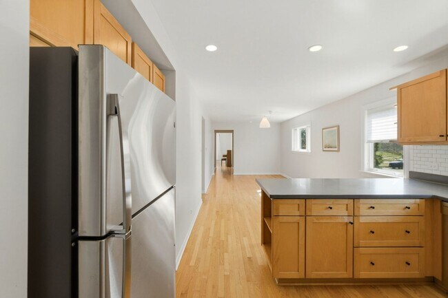 Building Photo - 556 Barton Ave