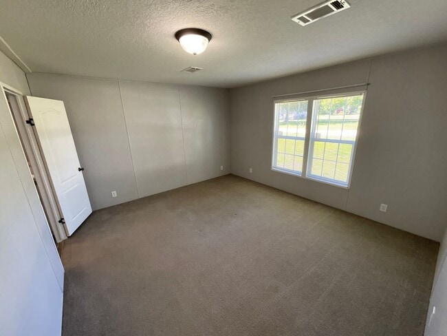 Building Photo - Beautiful 3/2 Mobile Home w/ Lawn Maintenance Included