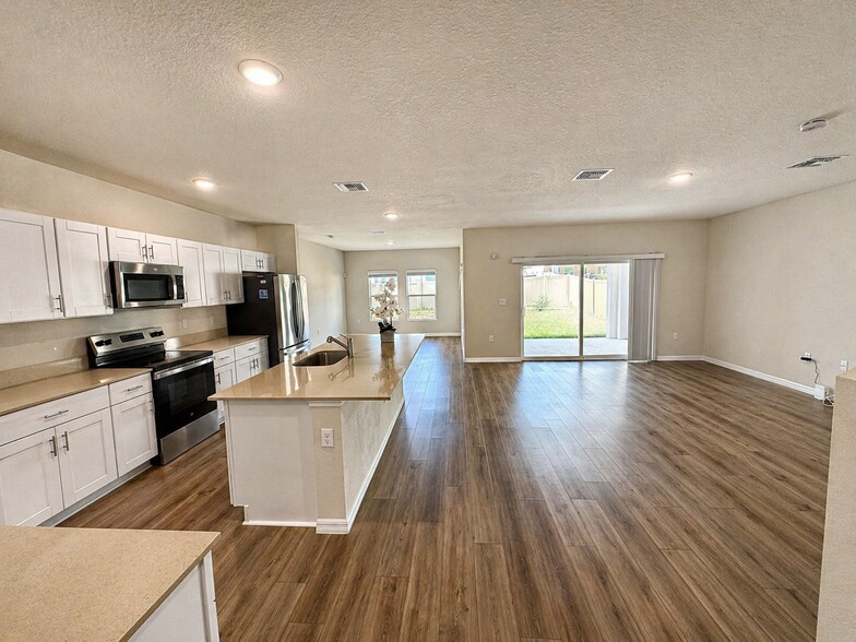 Building Photo - 1305 Current Pl