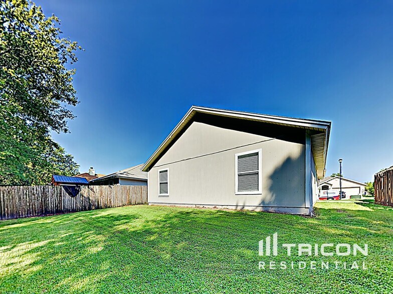 Building Photo - 4303 Hanging Moss Dr