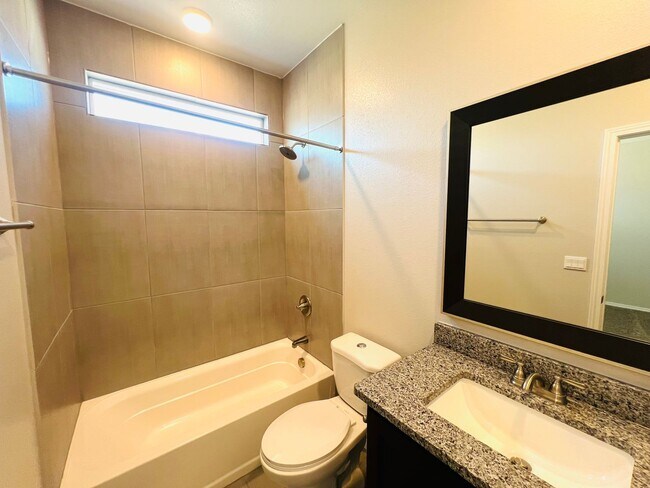 Building Photo - Charming 3 bedroom, 2 bath home in East El...
