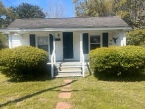 Building Photo - Charming Two Bedroom Home in Historic Morehead City Walking District with Dining Area and Living ...