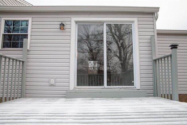 Building Photo - 3020 Featherstone Dr