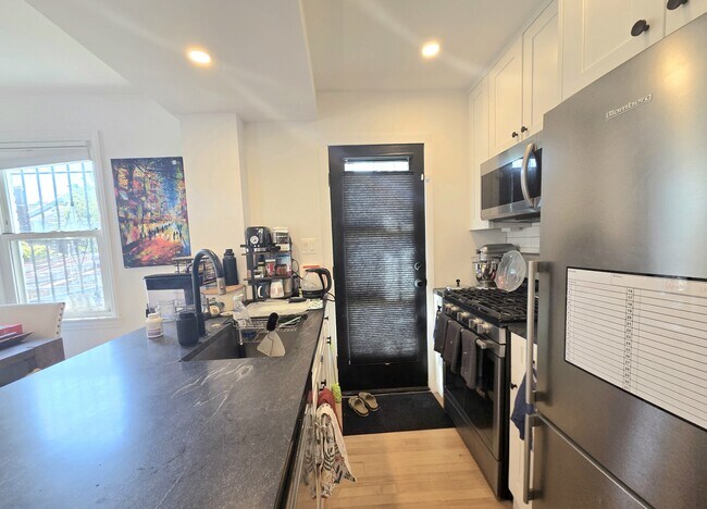 Building Photo - 609 Farragut Pl NE