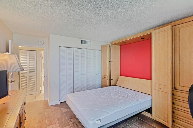 Building Photo - 5550 N Ocean Dr