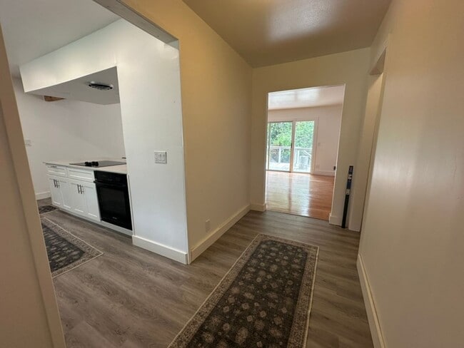 Building Photo - NEWLY Remodeled! 5-Bed Home * Next to Park...
