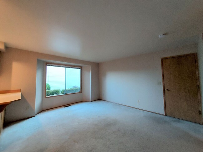 Building Photo - Federal Way Rambler featuring vaulted ceil...