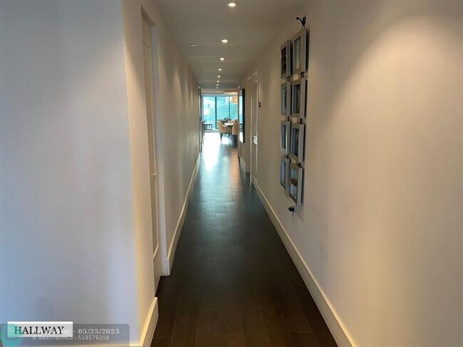 Building Photo - 9400 W Bay Harbor Dr