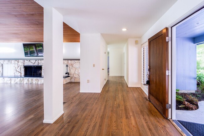 Building Photo - 4-Bedroom Luxury Home for Rent by Portland...