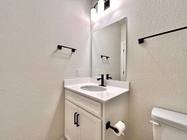 Building Photo - Spacious 4/BR 3/BA Home with Modern Upgrades in Leander