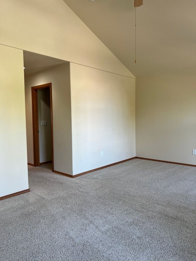 Building Photo - 417 SW Pemberly Loop