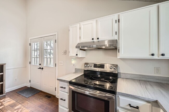 Building Photo - Evolve Real Estate: Spacious 3 Bed 3 bath ...