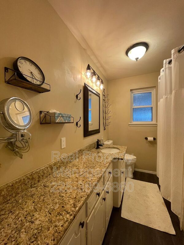 Building Photo - 9536 Bermuda Ave