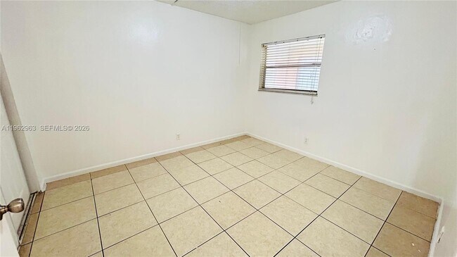 Building Photo - 978 SW 10th Dr