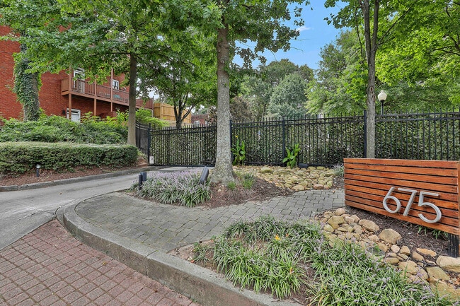 Building Photo - 675 Greenwood Ave NE