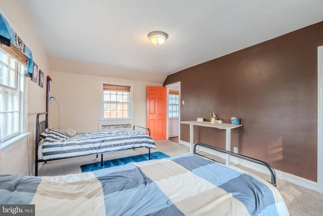 Building Photo - 128 Henley Rd