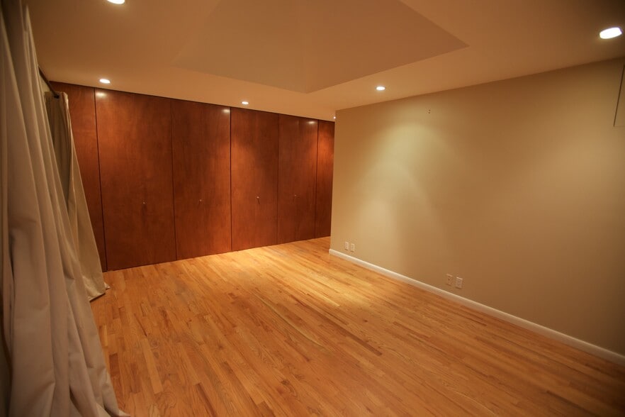 Master wall of closets - 145 Ivanhoe St