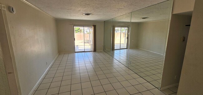 Building Photo - 812 Kinnett Ave