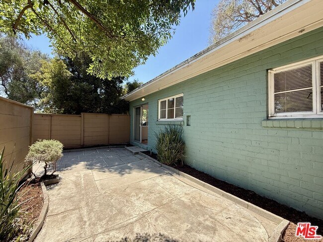 Building Photo - 5530 Village Green
