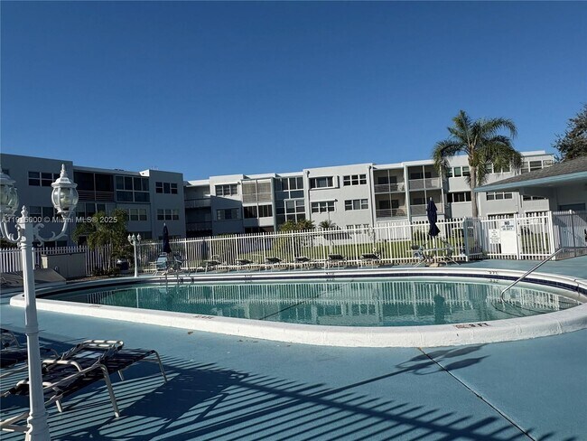 Building Photo - 2223 Park Ln