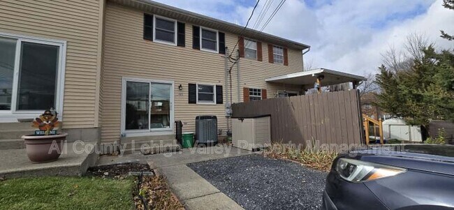 Building Photo - 405 S St George St