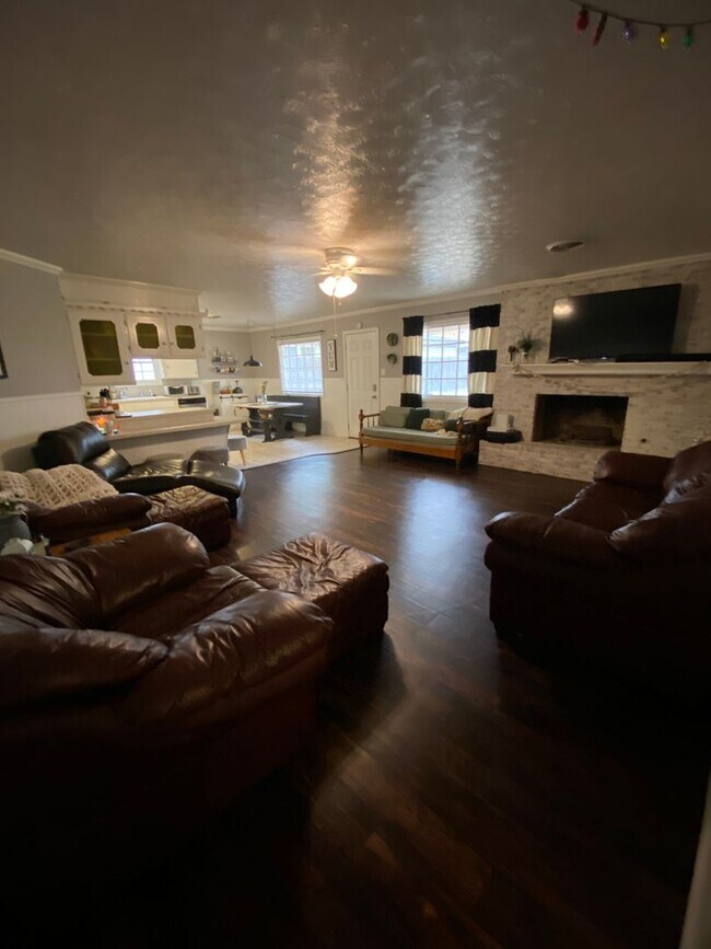 Building Photo - Great 3 Bedroom 2 Bathroom house with Bonu...