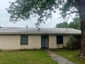 Building Photo - 504 Kessler St