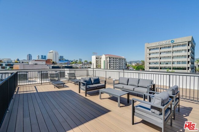 Building Photo - 1414 S Beverly Dr