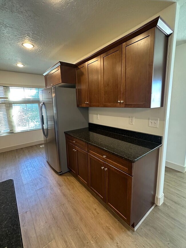 Building Photo - GET $1000 OFF THE FIRST MONTHS RENT!!!