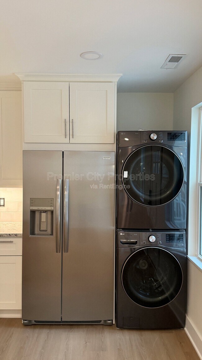 Building Photo - 240 Mcgregor Ave