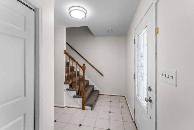 Building Photo - "Charming 4-Bedroom Retreat with Sun Room Scenic Views