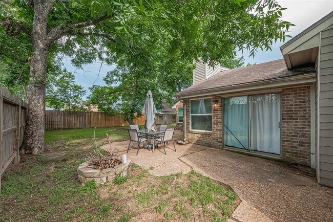 Building Photo - 8711 Pines Pl Dr