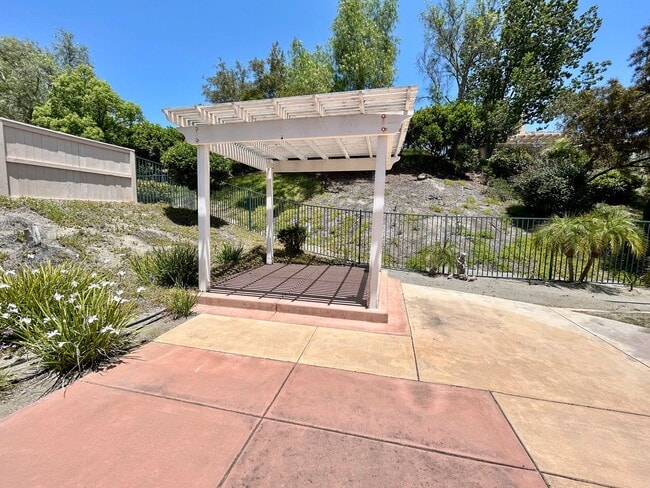 Building Photo - Spacious 4 Bed/2.5 Bath Home Escondido