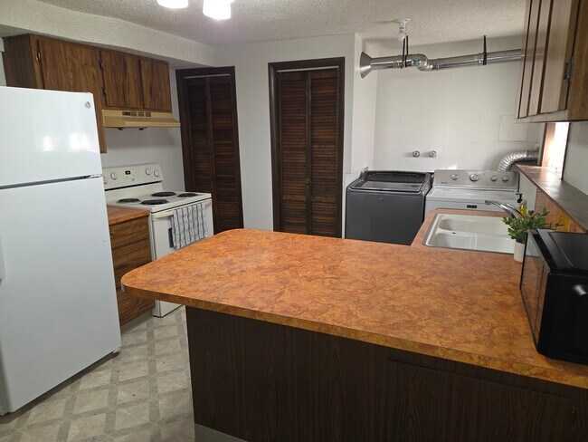 Building Photo - 412 Linden Ave