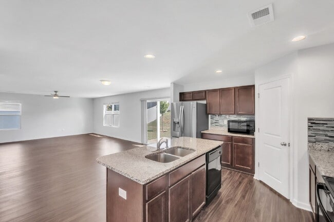 Building Photo - Modern 4-Bedroom Home in Butler Knoll in I...
