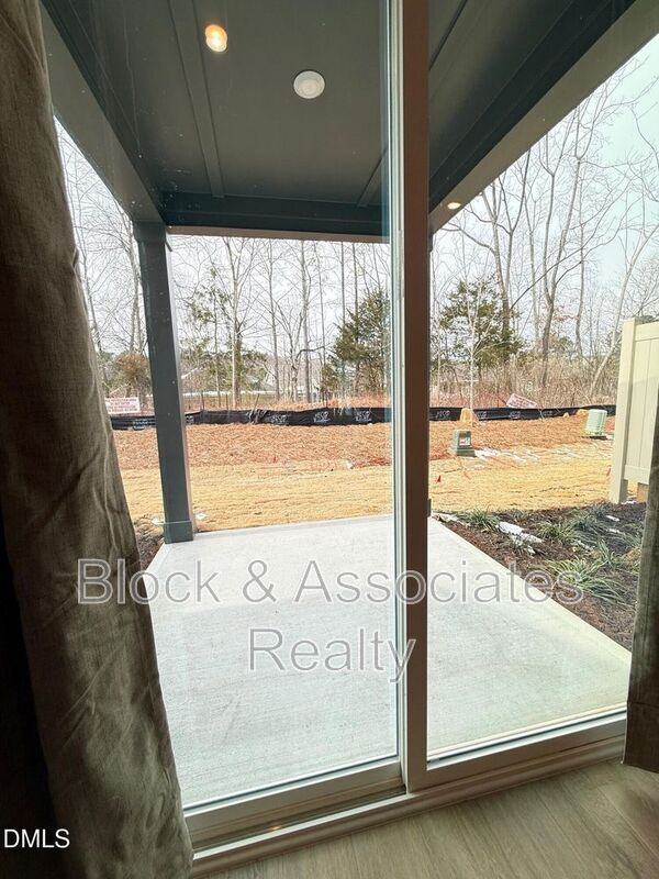 Building Photo - 216 Oak Summit Pl