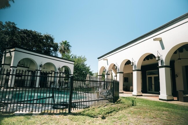 Building Photo - 415 Merlin Rd