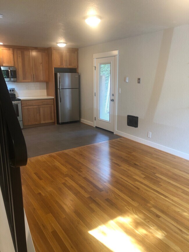 Building Photo - Taggart TownHouse Hardwood's, Patio, Park, Pets, Bike, Bus