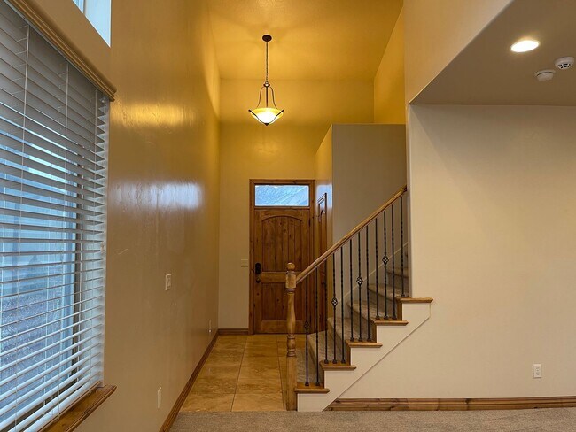 Building Photo - Gorgeous home in Orem