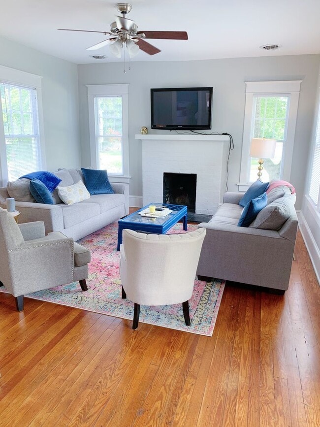 Building Photo - Beautiful 2 Bedroom home one block from ECU!