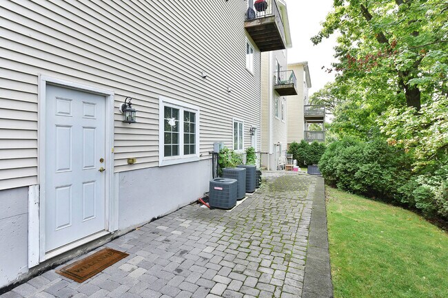 Building Photo - 461B 5th St