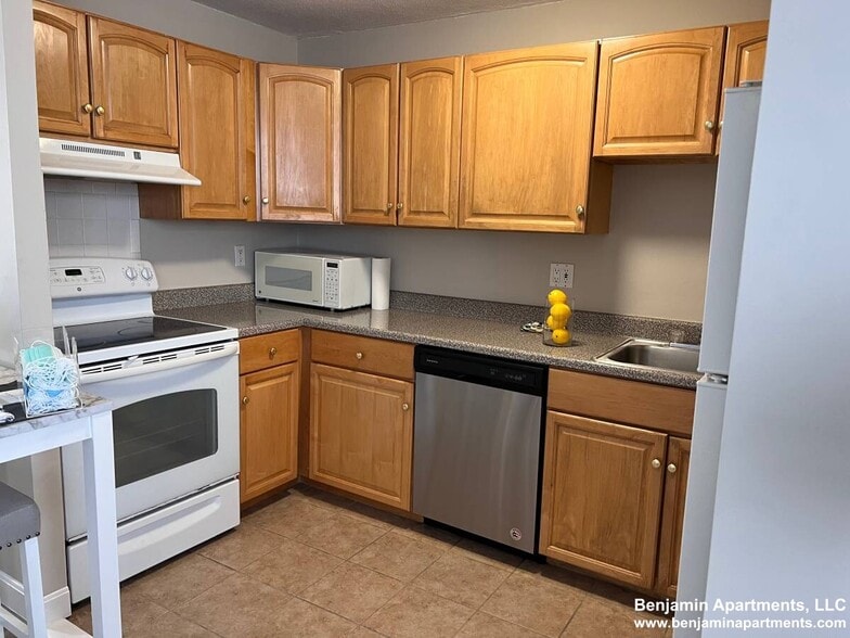 Building Photo - 121 Trapelo Rd