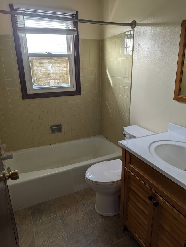 Bath - 3009 Dalton Pl SW