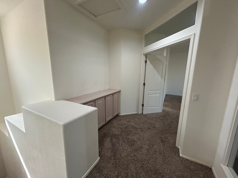 Building Photo - 9885 S La Rosa Dr