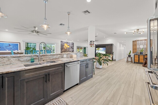 Building Photo - 726 SE Seahouse Dr
